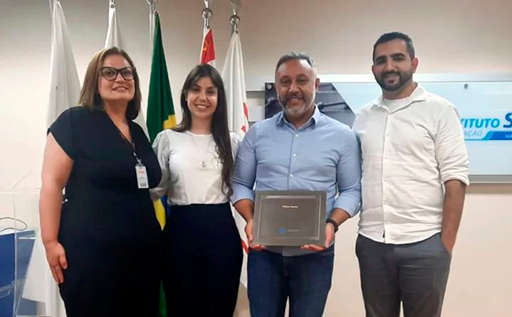 Abrafati homenageia Wiliam Saraiva por sua atuação no Comitê Brasileiro de Tintas, da ABNT